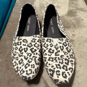 Tom’s leopard print shoe